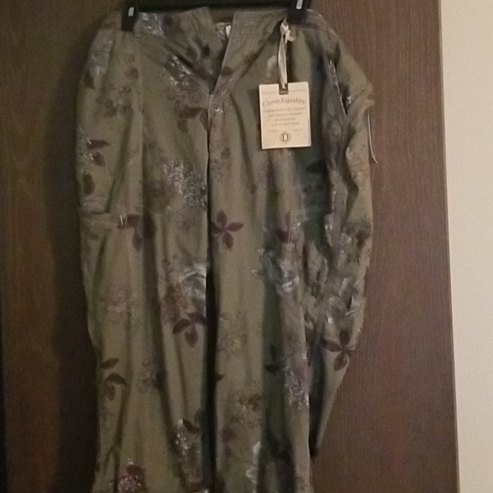 NWT DEMOCRACY Green floral utility cropped pants